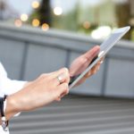 femme qui fait ses courses en ligne